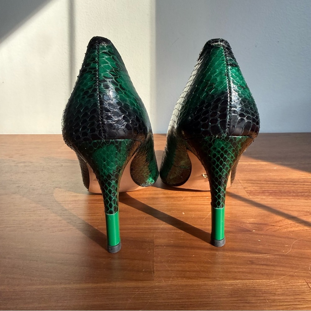 Pour La Victoire Green & Black Genuine Snakeskin Pumps, size 7 - Picture 11 of 13
